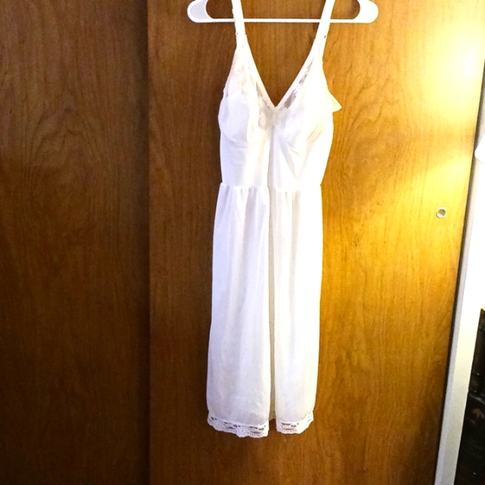 YOUTHFUL CREATION VINTAGE NIGHTGOWN, SIZE 40, FITS B, C OR D CUP